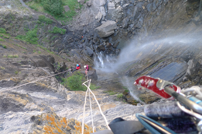 Descente en rappel de la cascade de la pisse, vallée de Champoléon, Hautes-Alpes